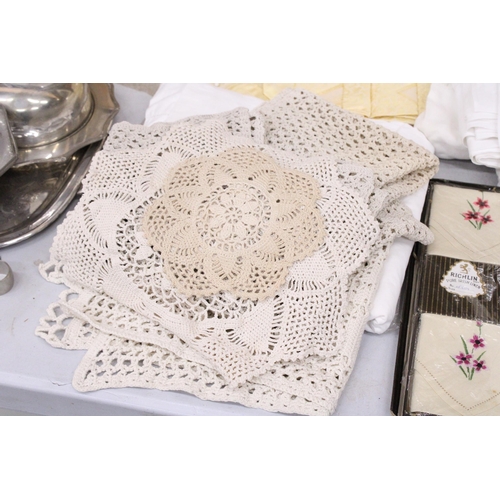 933 - A QUANTITY OF LINEN AND CROCHET, ETC TO INCLUDE SHEETS, COASTERS, PLACEMATS, A BOXED 'RICHLIN', PURE... 