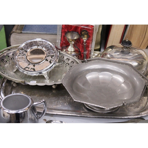 934 - A QUANTITY OF SILVER PLATE TO INCLUDE A LARGE TRAY, BASKET HANDLED BOWLS, A MUFFIN DISH, SERVERS, ET... 