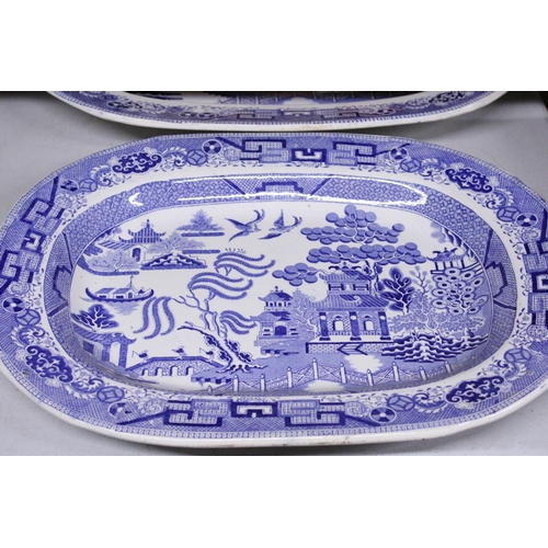 952 - TWO LARGE VINTAGE BLUE AND WHITE 'WILLOW PATTERN' PLATTERS