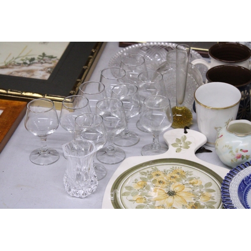 957 - A MIXED LOT OF CERAMICS AND GLASSWARE TO INCLUDE VINTAGE PLATES, CUPS, SAUCERS, ROYAL WORCESTER POT,... 