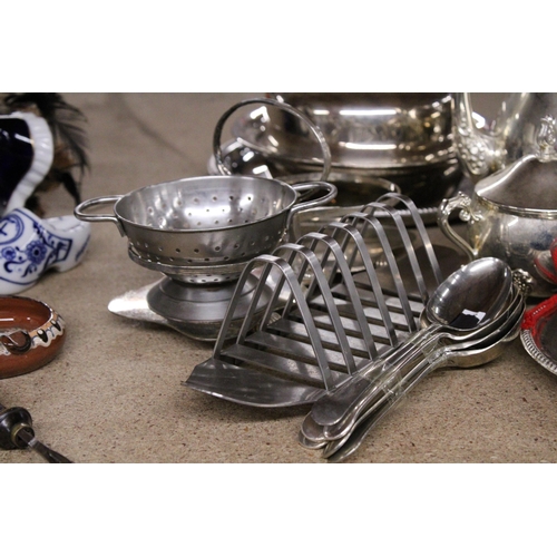 960 - A QUANTITY OF SILVER PLATE TO INCLUDE NAPKIN RINGS, TEAPOTS, SUGAR BOWL, CREAM JUG, MUFFIN BOWL, ETC