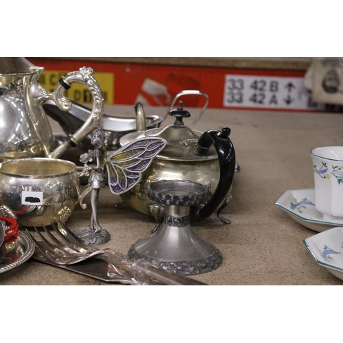 960 - A QUANTITY OF SILVER PLATE TO INCLUDE NAPKIN RINGS, TEAPOTS, SUGAR BOWL, CREAM JUG, MUFFIN BOWL, ETC