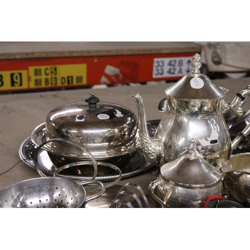 960 - A QUANTITY OF SILVER PLATE TO INCLUDE NAPKIN RINGS, TEAPOTS, SUGAR BOWL, CREAM JUG, MUFFIN BOWL, ETC