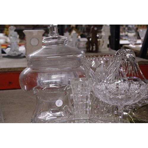 964 - A QUANTITY OF GLASSWARE TO INCLUDE A LARGE DISH IN THE SHAPE OF A SWAN, LARGE LIDDED BOWL, BOWLS, VA... 