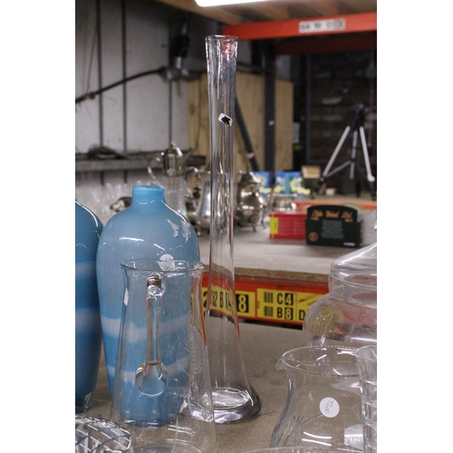 965 - A QUANTITY OF GLASSWARE TO INCLUDE LARGE VASES, JUGS, A ROSE BOWL, DOLPHIN ORNAMENT, ETC