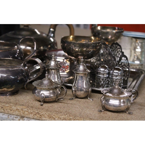 966 - A QUANTITY OF SILVER PLATE TO INCLUDE A TEAPOT, SUGAR BOWL, CREAM JUG, CRUETS, MUSTARD POTS, NAPKIN ... 