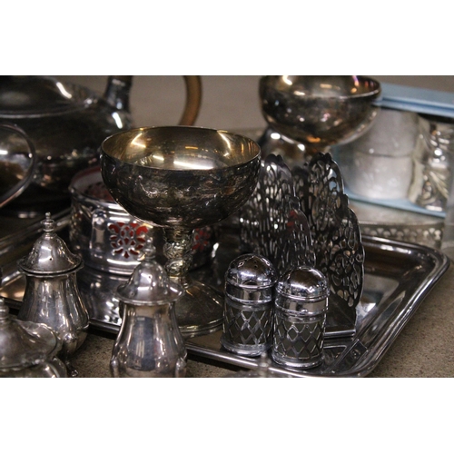 966 - A QUANTITY OF SILVER PLATE TO INCLUDE A TEAPOT, SUGAR BOWL, CREAM JUG, CRUETS, MUSTARD POTS, NAPKIN ... 