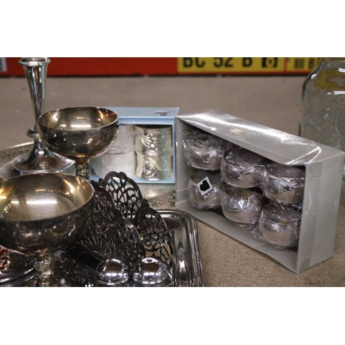 966 - A QUANTITY OF SILVER PLATE TO INCLUDE A TEAPOT, SUGAR BOWL, CREAM JUG, CRUETS, MUSTARD POTS, NAPKIN ... 