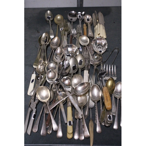 970 - A LARGE QUANTITY OF MAINLY VINTAGE FLATWARE