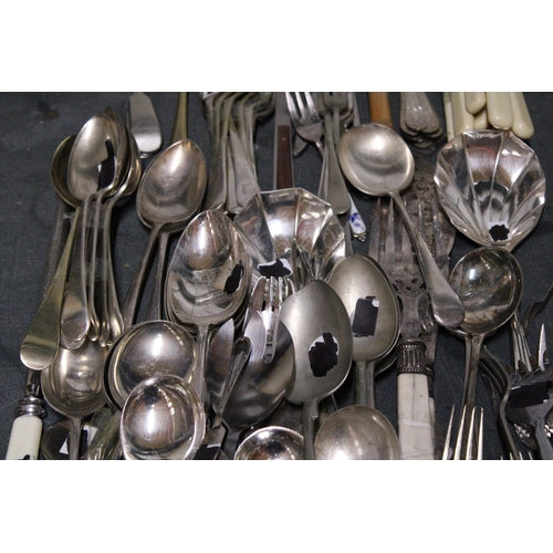 970 - A LARGE QUANTITY OF MAINLY VINTAGE FLATWARE