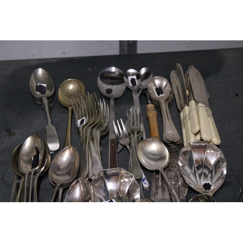 970 - A LARGE QUANTITY OF MAINLY VINTAGE FLATWARE