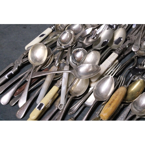 970 - A LARGE QUANTITY OF MAINLY VINTAGE FLATWARE