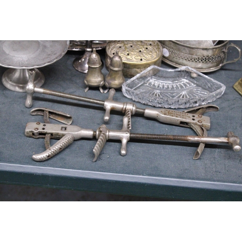 978 - A MIXED LOT TO INCLUDE VINTAGE METAL SHOE STRETCHERS, A SILVER PLATED TRAY, PEWTER CAKE STAND, CRUET... 