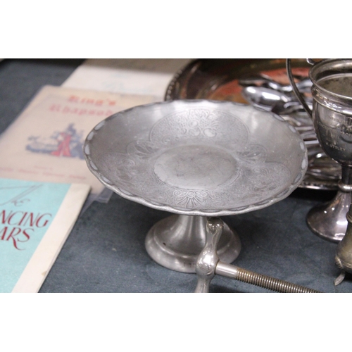 978 - A MIXED LOT TO INCLUDE VINTAGE METAL SHOE STRETCHERS, A SILVER PLATED TRAY, PEWTER CAKE STAND, CRUET... 