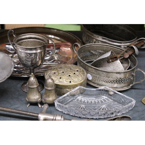 978 - A MIXED LOT TO INCLUDE VINTAGE METAL SHOE STRETCHERS, A SILVER PLATED TRAY, PEWTER CAKE STAND, CRUET... 