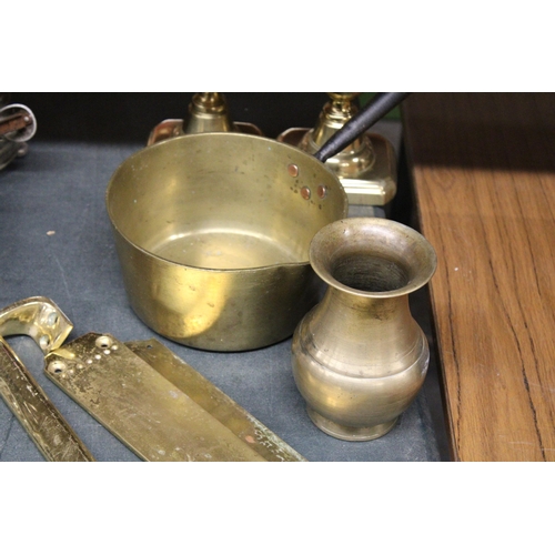 979 - A QUANTITY OF BRASSWARE TO INCLUDE A LARGE PAIR OF CANDLESTICKS, A PAN, VASE, DOOR PUSH PLATES, ETC