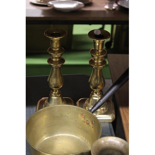 979 - A QUANTITY OF BRASSWARE TO INCLUDE A LARGE PAIR OF CANDLESTICKS, A PAN, VASE, DOOR PUSH PLATES, ETC