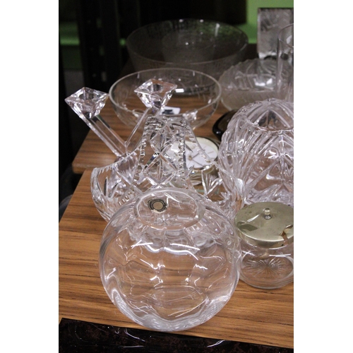 981 - A QUANTITY OF GLASSWARE TO INCLUDE LARGE BOWLS, VASES, A BISCUIT BARREL, CAKE STAND, WINE GLASSES, E... 