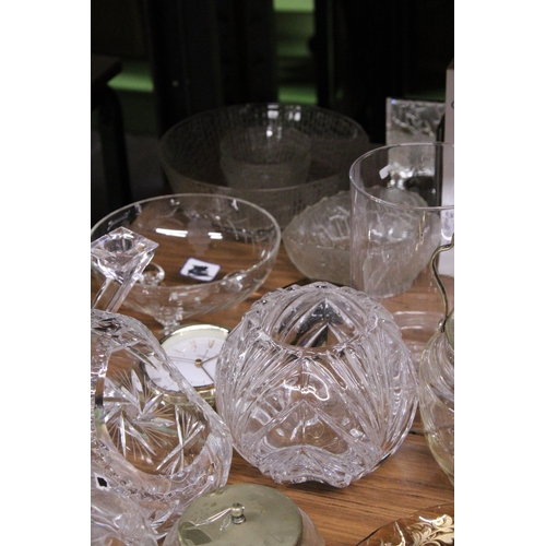 981 - A QUANTITY OF GLASSWARE TO INCLUDE LARGE BOWLS, VASES, A BISCUIT BARREL, CAKE STAND, WINE GLASSES, E... 