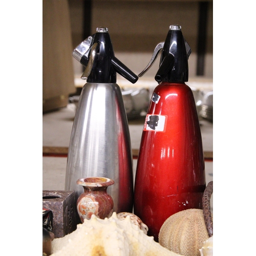 985 - TWO VINTAGE SODA SYPHONS PLUS A COLLECTION OF SHELLS, ETC