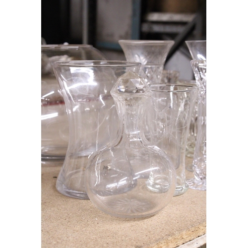 986 - A QUANTITY OF GLASSWARE TO INCLUDE BOWLS AND VASES