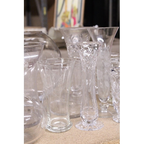 986 - A QUANTITY OF GLASSWARE TO INCLUDE BOWLS AND VASES