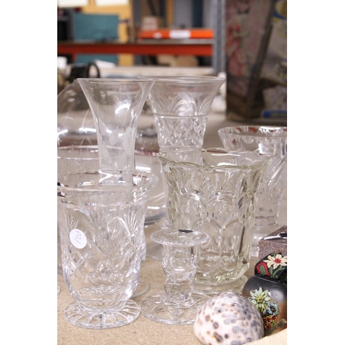 986 - A QUANTITY OF GLASSWARE TO INCLUDE BOWLS AND VASES