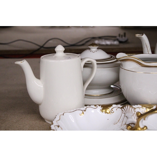 987 - A QUANTITY OF TEA WARE TO INCLUDE WEDGWOOD CUPS, H & K TUNSTALL TEAPOTS, JUGS, ETC