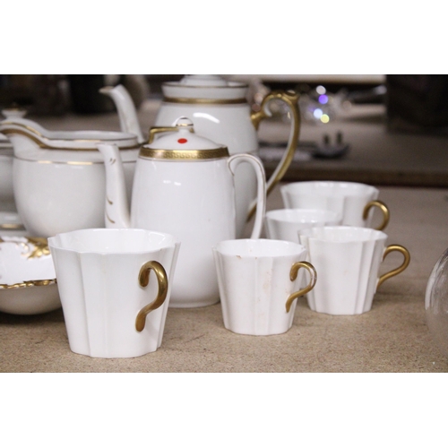 987 - A QUANTITY OF TEA WARE TO INCLUDE WEDGWOOD CUPS, H & K TUNSTALL TEAPOTS, JUGS, ETC