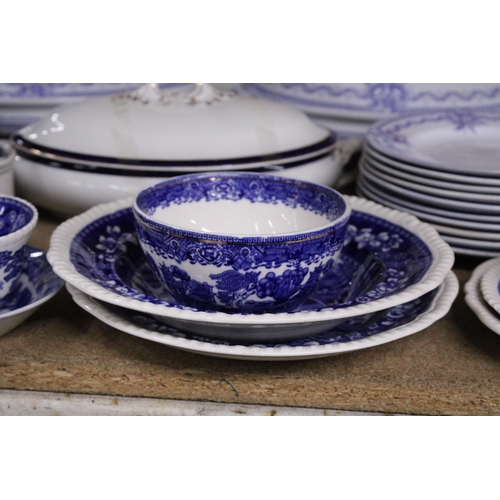 992 - A COLLECTION OF BLUE AND WHITE CERAMICS TO INCLUDE WILLOW PATTERN PLATES, BOWLS, ETC PLUS 'ALEXANDRA... 