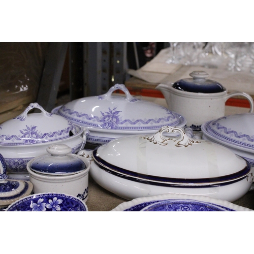 992 - A COLLECTION OF BLUE AND WHITE CERAMICS TO INCLUDE WILLOW PATTERN PLATES, BOWLS, ETC PLUS 'ALEXANDRA... 