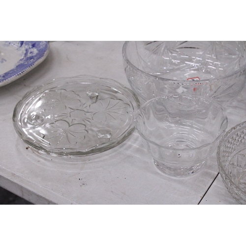 999 - A QUANTITY OF LARGE GLASS BOWLS, ETC