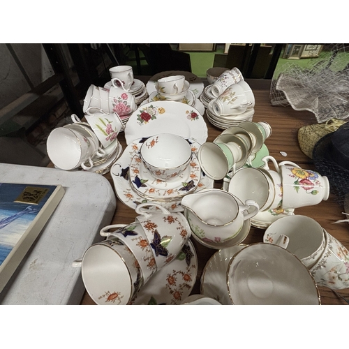 1010 - A LARGE QUANTITY OF TEACUPS, SAUCERS, SIDE PLATES, CAKE PLATES TO INCLUDE ROYAL ASCOT, ROYAL GRAFTON... 