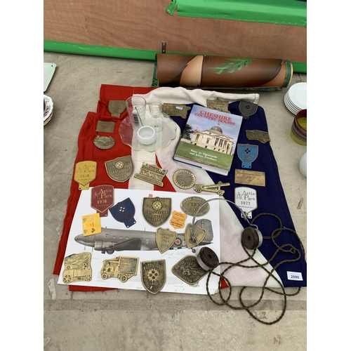 2096 - AN ASSORTMENT OF VARIOUS BRASS PLAQUES, TO INCLUDE A SET OF VINTAGE HEADPHONES AND A FLAG