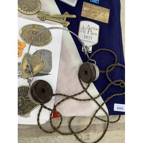 2096 - AN ASSORTMENT OF VARIOUS BRASS PLAQUES, TO INCLUDE A SET OF VINTAGE HEADPHONES AND A FLAG