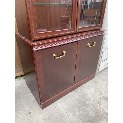 3039 - A MAHOGANY EFFECT TWO DOOR DISPLAY CABINET ON BASE 30