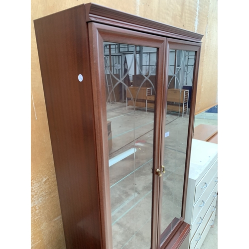 3039 - A MAHOGANY EFFECT TWO DOOR DISPLAY CABINET ON BASE 30