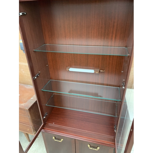 3039 - A MAHOGANY EFFECT TWO DOOR DISPLAY CABINET ON BASE 30