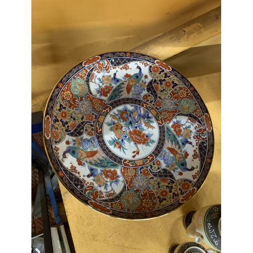 374 - A VINTAGE JAPANESE ARITA-YAKI CHARGER WITH CHRYSANTHEMUM AND PEACOCK DETAIL EDGED IN GOLD - 51 CM