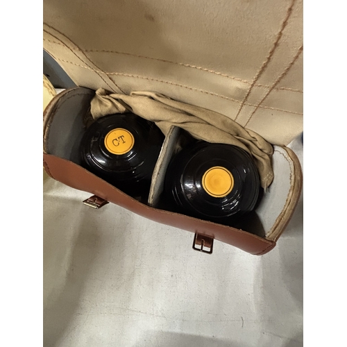 942 - A PAIR OF BOWLS IN A LEATHER CASE