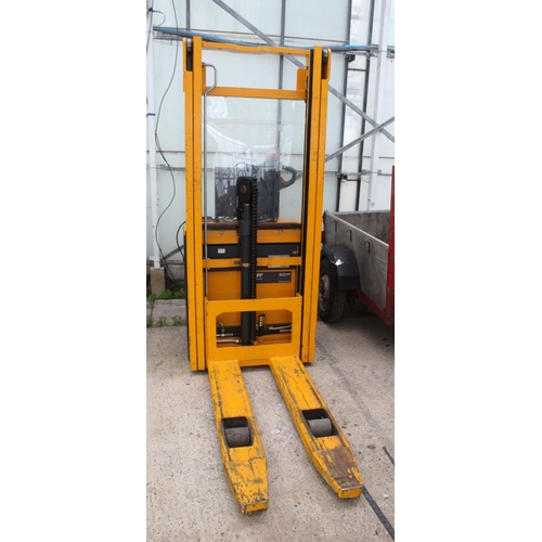 106 - JUNGHEINRICH BATTERY POWERED PALLET TRUCK WITH CHARGER - IN WORKING ORDER  + VAT