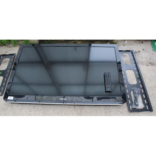 382 - TOSHIBA TV AND WALL BRACKET IN WORKING ORDER  + VAT