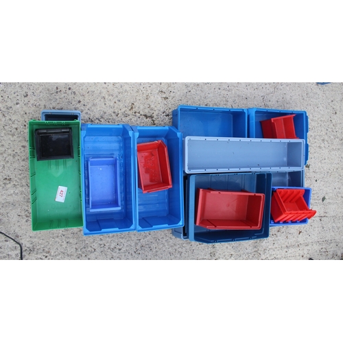 427 - 17 CONTAINER TRAYS  + VAT