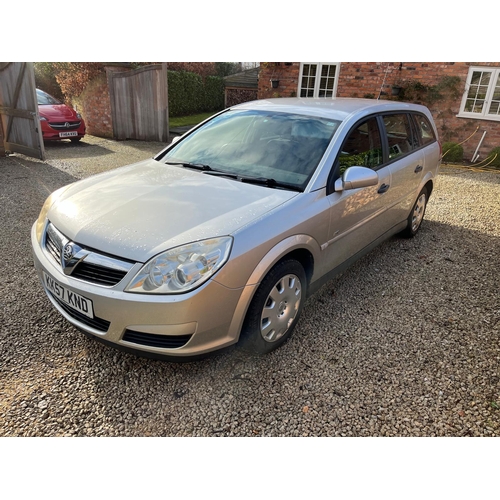 193 - A Vauxhall Vectra estate 1.8 litre (Kk57knd) fourteen service stamps, large amount of service bills,... 