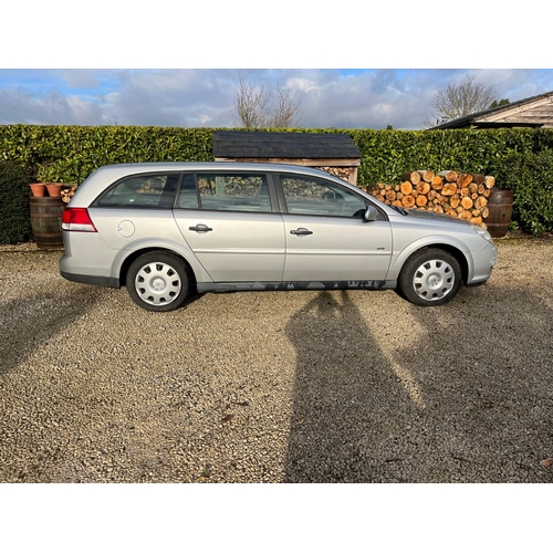 193 - A Vauxhall Vectra estate 1.8 litre (Kk57knd) fourteen service stamps, large amount of service bills,... 