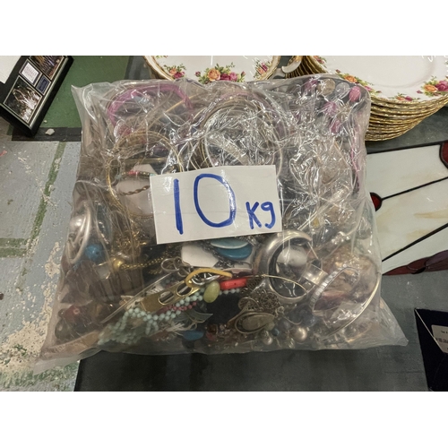 158 - A 10 KG BAG OF MIXED VINTAGE COSTUME JEWELLERY