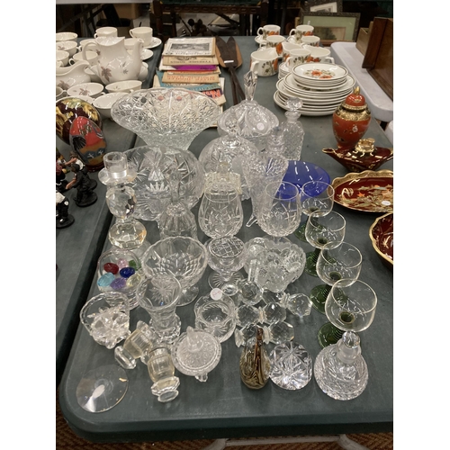 256 - A LARGE QUANTITY OF GLASSWARE TO INCLUDE BOWLS, BON BON DISHES, KNIFE RESTS, GLASSES, TRINKETS, ETC