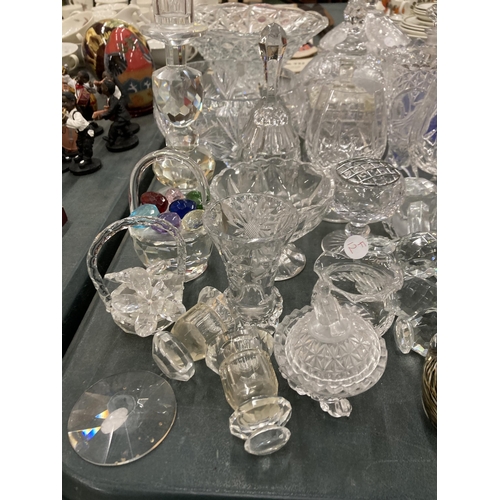 256 - A LARGE QUANTITY OF GLASSWARE TO INCLUDE BOWLS, BON BON DISHES, KNIFE RESTS, GLASSES, TRINKETS, ETC