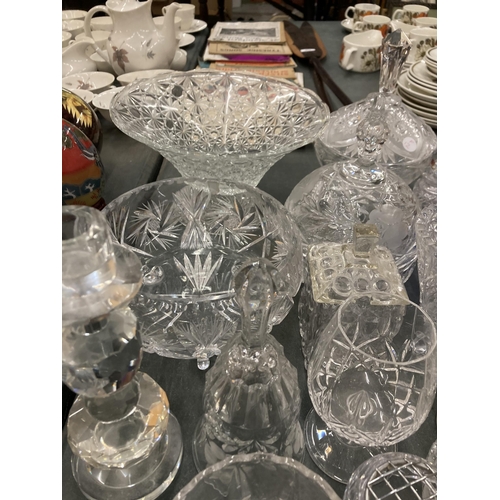 256 - A LARGE QUANTITY OF GLASSWARE TO INCLUDE BOWLS, BON BON DISHES, KNIFE RESTS, GLASSES, TRINKETS, ETC