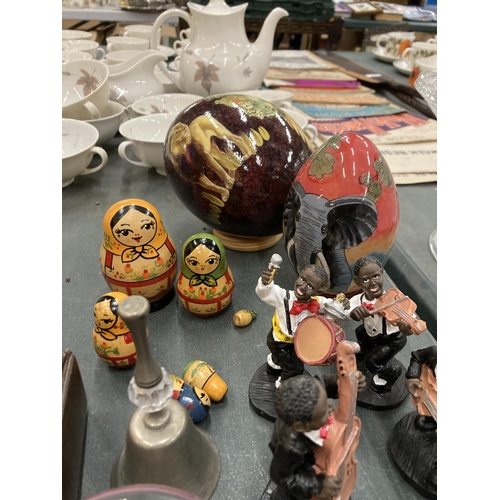 258 - A MIXED LOT TO INCLUDE A PAINTED OSTRICH EGG, RUSSIAN NESTING DOLLS, BAND FIGURES, A MUSHROOM PAPERW... 